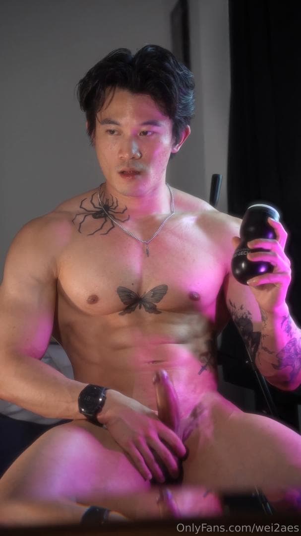  Korean muscle guy masturbate