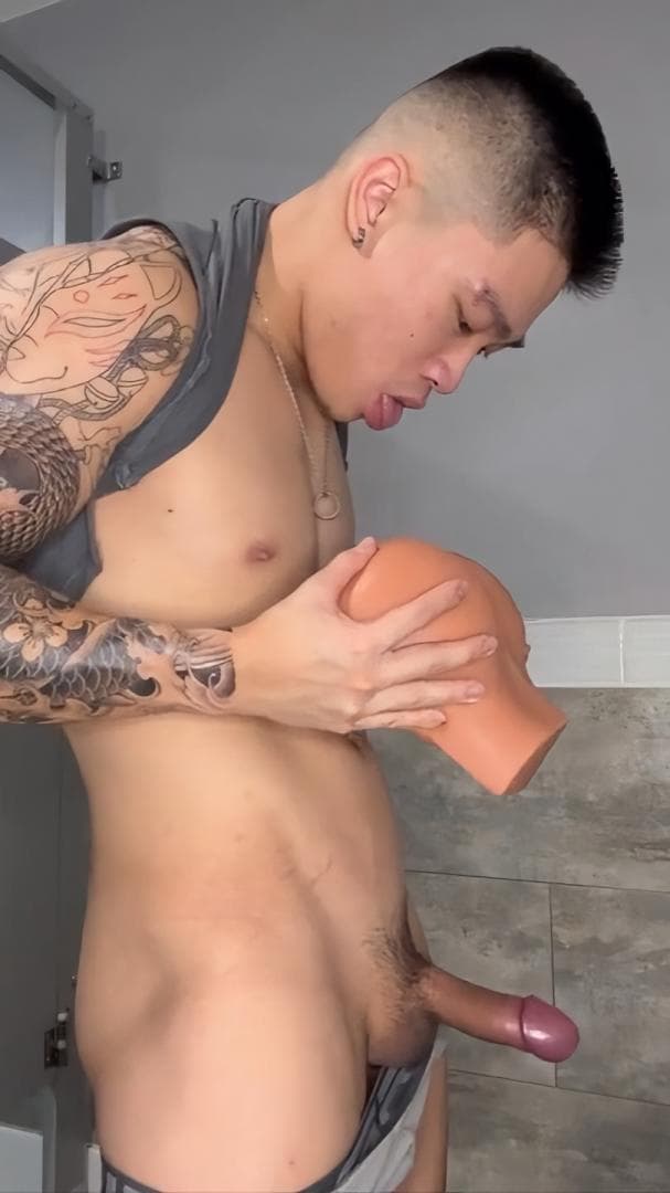 porn gay 肌肉男在厕所自慰