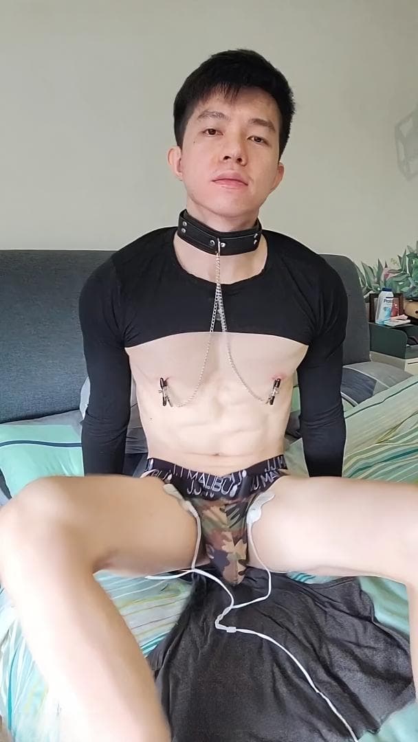 Sex Men The handsome Chinese guy with the big dick is masturbating