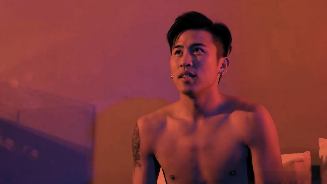  那个帅哥离开酒吧后和那个女孩发生了性关系。