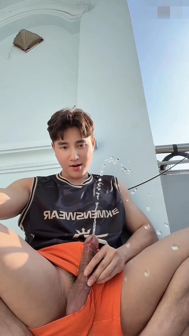 sex Vietnamese Gym Guy Pissing And Jerking Off