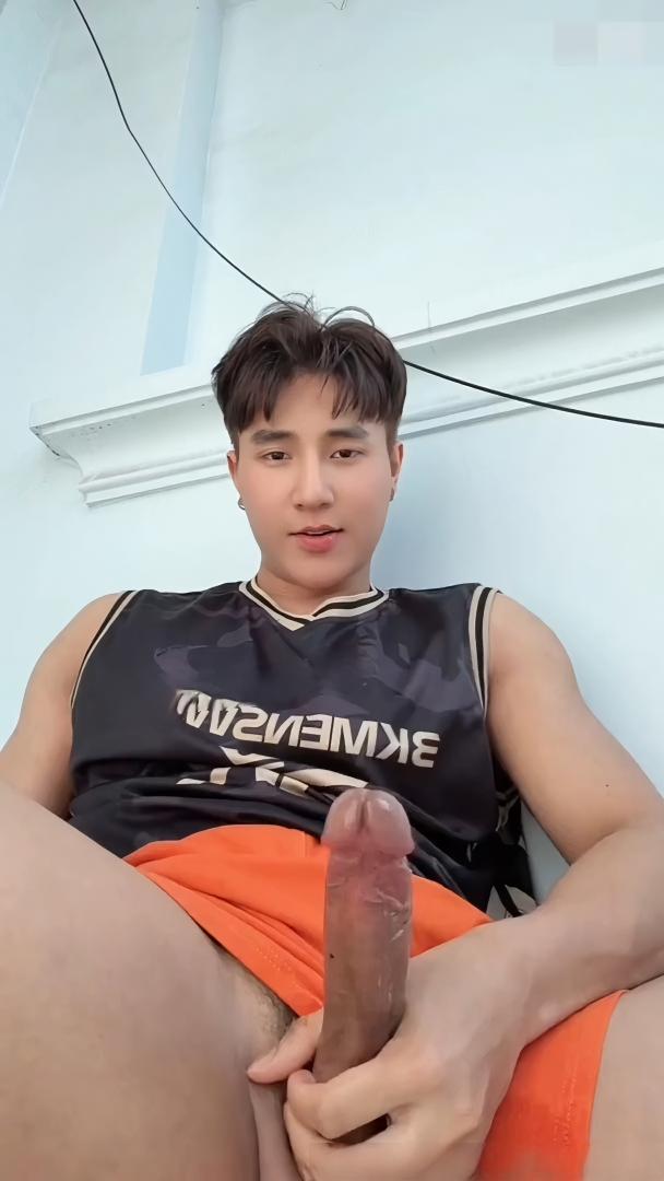 porn gay Vietnamese Gym Guy Pissing And Jerking Off
