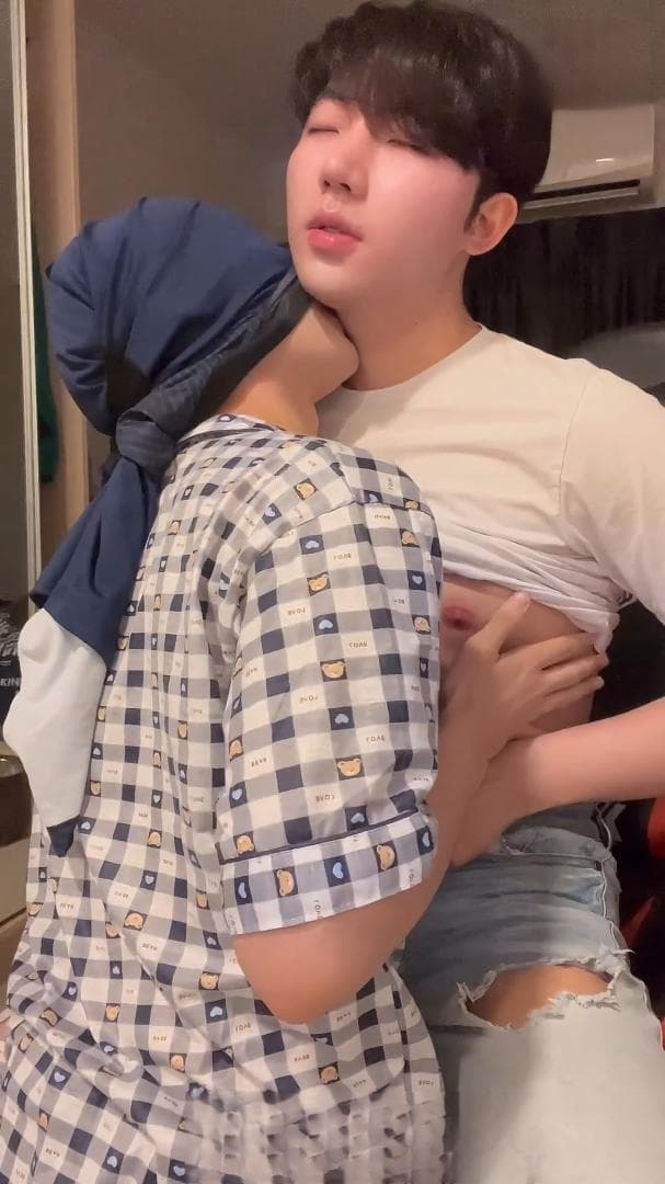sex Sucking cock of handsome Thai guy