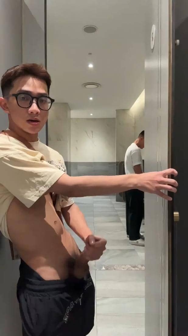 sex Quay tay trong WC công cộng