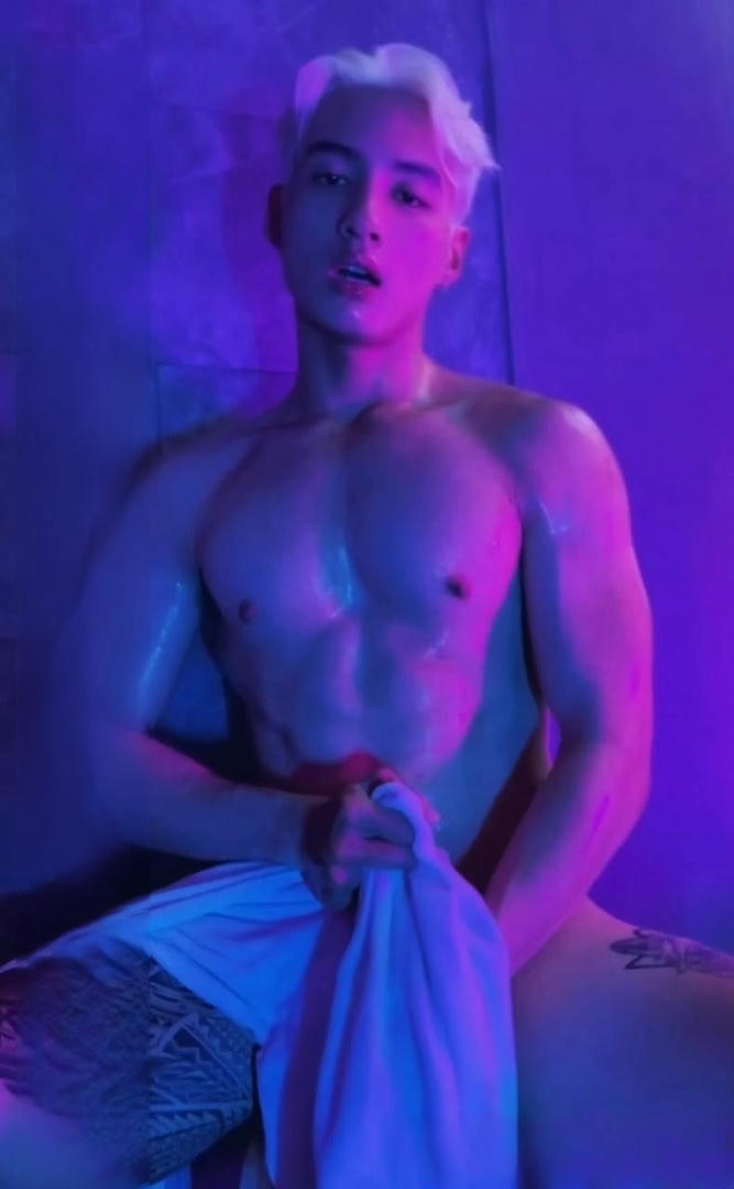  Đức Vương sục cu trong phòng tắm