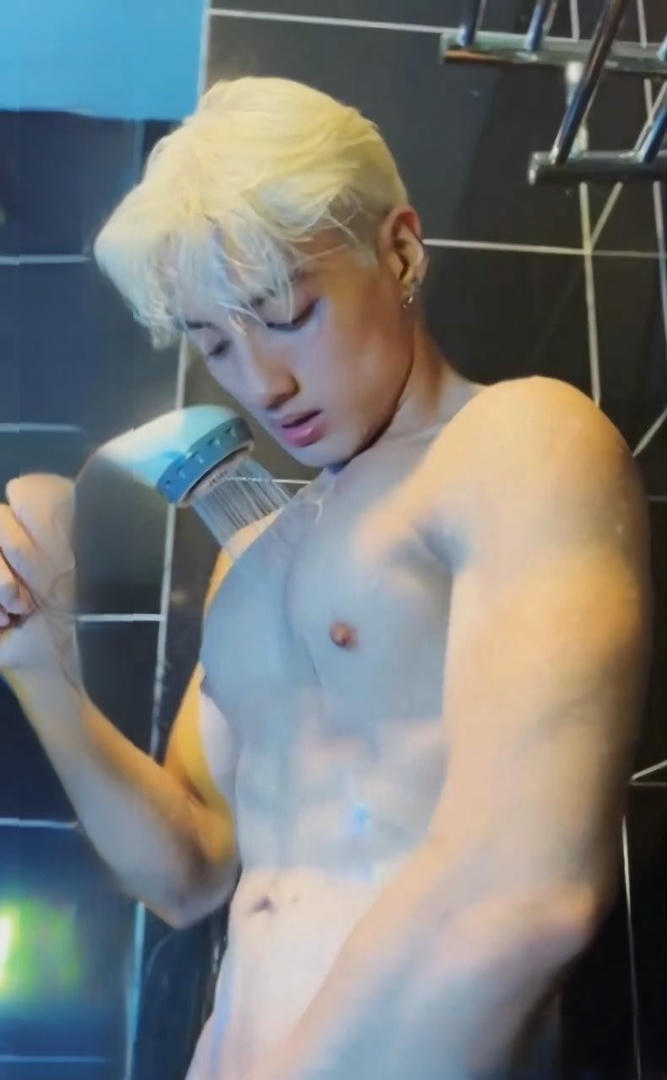 porn gay Đức Vương sục cu trong phòng tắm
