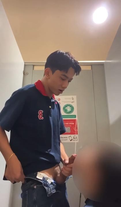 porn gay Ducal lần đầu cho trai đẹp bú cu uống tinh