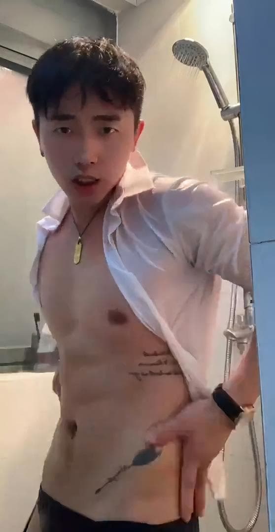  Handsome Asian men dance naked in the bathroom
