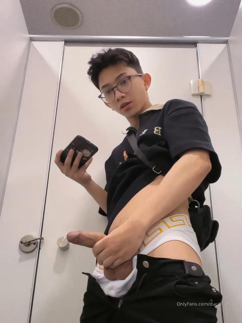 porn gay trai đẹp sục cu trong nhà vệ sinh